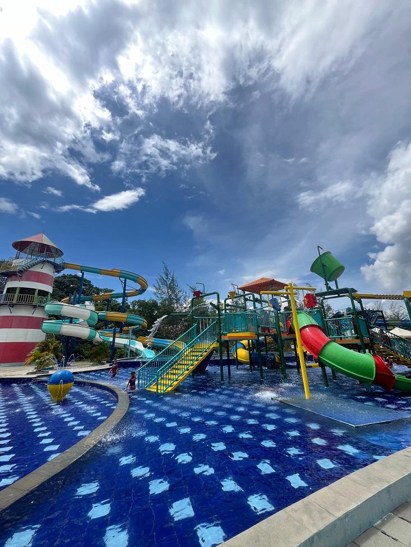 Pasirpadi Bay Waterpark - Kolam Wahana Perosotan Slide