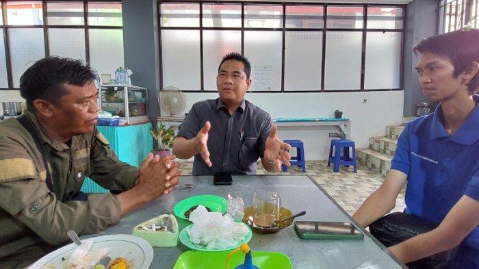 ANGGOTA Badan Anggaran DPRD Tala Yudi Rizal berbincang santai dengan jurnalis seusai rapat di dewan setempat, Senin (2/10).