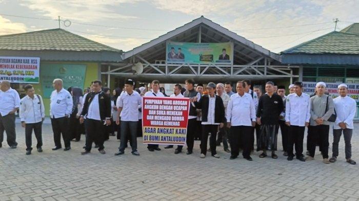 Aksi pegawai kemenga HSS menolak Kepala Kemenag HSS, Senin (22/7/2024) .