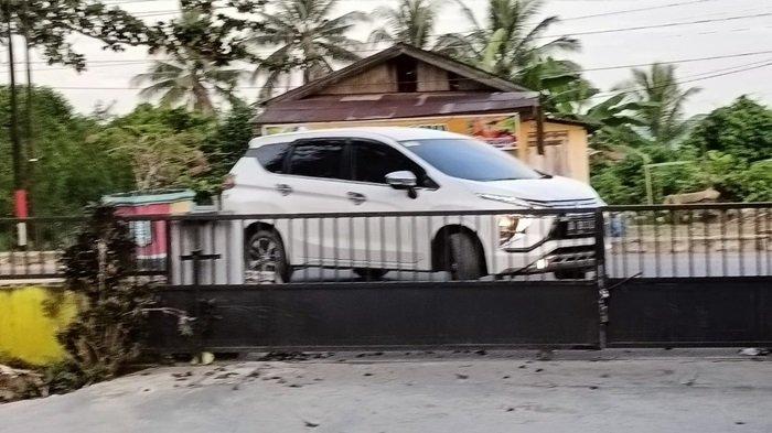 Aksi pegawai kemenga HSS menolak Kepala Kemenag HSS, Senin (22/7/2024) .  Mobil Kemenag HSS tak bisa masuk karena pagar ditutup pegawai.
