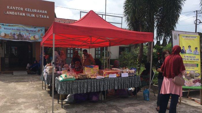 Aktivitas jual beli di Pasar Murah DKP3, berlokasi depan Kantor Kelurahan Landasan Ulin Utara, Kecamatan Liang Anggang, Banjarbaru.