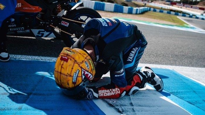 Aldi Satya Mahendra “Garuda Muda Indonesia”, menyentuh garis finis seri pamungkas di World Supersport 300 (WorldSSP300) yang berlangsung di sirkuit Jerez Spanyol, Minggu 20 Oktober 2024.
