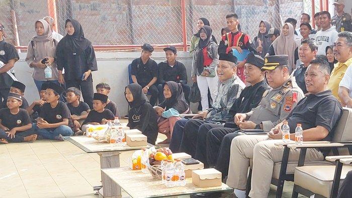 Anggota DPRD Kabupaten Tanah Laut, H Zazuli (kanan), bersama Kadispora Rudi Imtihansyah, mendampingi Pj Bupati Tala H Syamsir Rahman, menyampaikan keterangan pers setelah pembukaan Festival Silat Budaya, Minggu (12/11/2023) pagi.