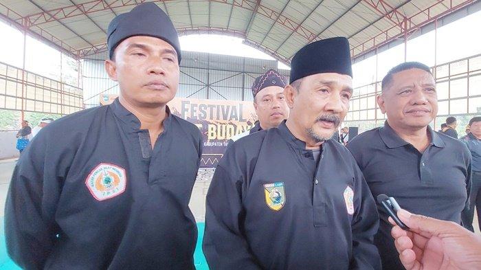 Anggota DPRD Kabupaten Tanah Laut, H Zazuli (kanan), bersama tamu undangan menghadiri pembukaan Festival Silat Budaya di RTH Kijang Mas Permai, Kota Pelaihari, Minggu (12/11/2023) pagi.