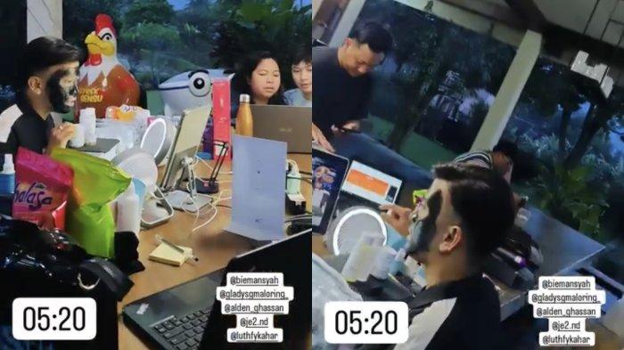Artis Ruben Onsu sedang berjualan online.