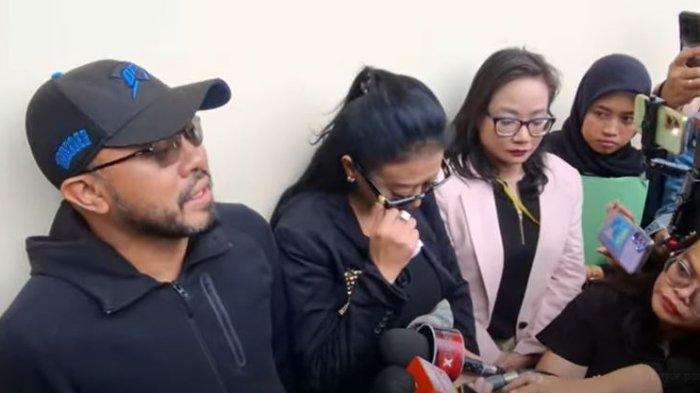 Asri Welas disebut alami puber kedua, Galiech Ridha Rahardja membela sang istri.