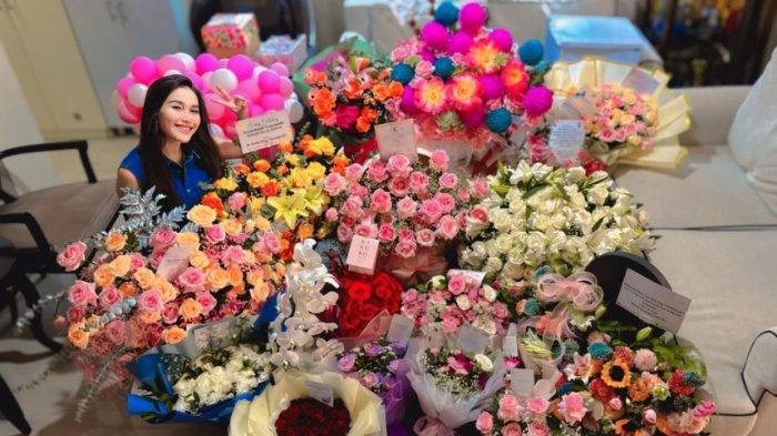 Ayu Ting Ting kebanjiran kiriman bunga di Ultah ke 32 tahun.