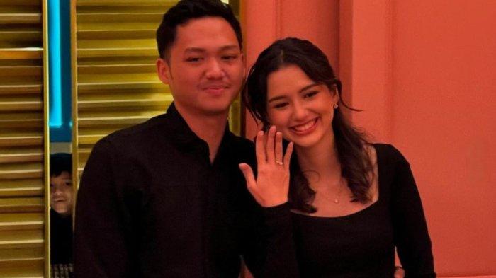 Azriel Hermansyah resmi melamar Sarah Menzel.