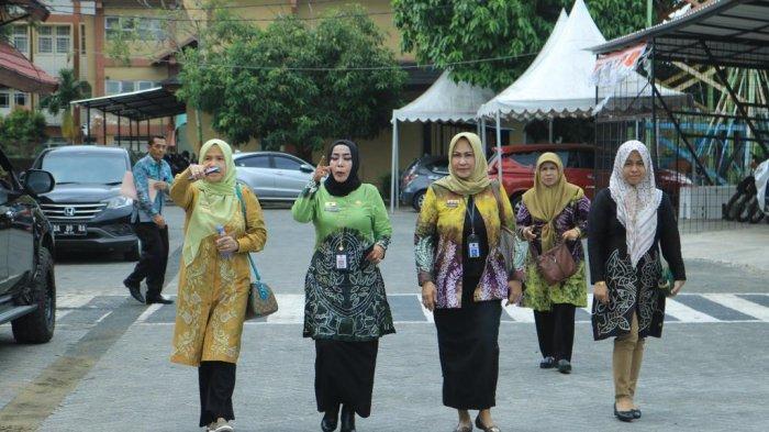 BKD bersama Biro Adbang Setda Pemerintah Provinsi Kalsel diajak Kepala Dinas Perpustakaan dan Kearsipan (Dispersip) untuk melihat layanan Perpustakaan Palnam.