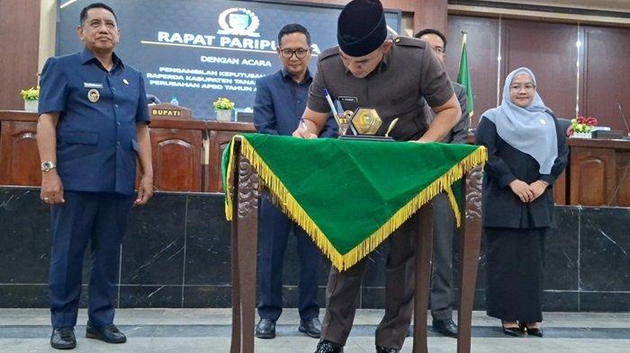 BUPATI Tala H Rahmat Trianto menandatangani kesepakatan persetujuan perubahan APBD 2025 pada rapat paripurna di DPRD Tala, Selasa (8/7) siang.