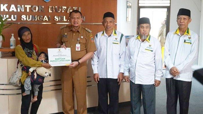 Bantuan juga diserahkan untuk warga Daha Barat dan 9 warga dari kecamatan lainnya di Kabupaten Hulu Sungai Selatan, disaksikan pengurus Baznas HSS, Senin (9/10/2023).