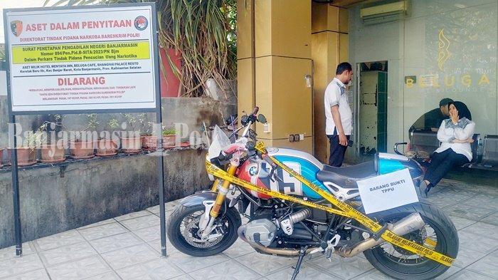 Barang bukti dalam dugaan Tindak Pidana Pencucian Uang (TPPU) hasil sindikat narkoba internasional dari Fredy Pratama alias Miming alias Fredy Miming alias Wang Xiang Ming saat di halaman Shanghai Palace Restauran, Jalan HJ Djok Mentaya, Kota Banjarmasin, Provinsi Kalimantan Selatan, Selasa (12/9/2023).