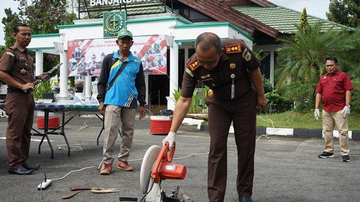 Barang bukti senjata tajam dimusnahkan dengan cara dipotong dengan gerinda.