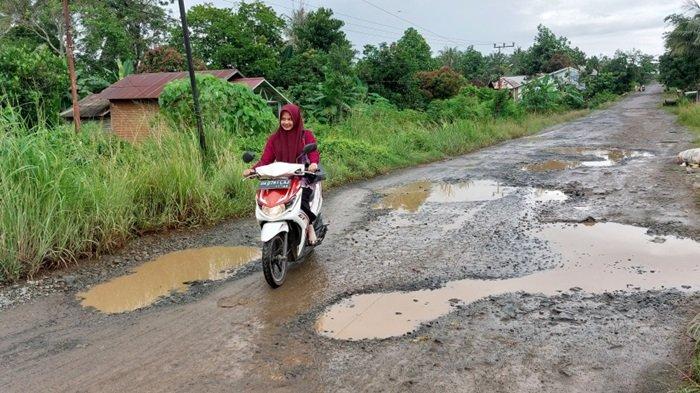 Beginilah kondisi jalan poros Bajuin-Tanjung yang sebagian rusak parah terselubungi lubang menganga seperti ini.