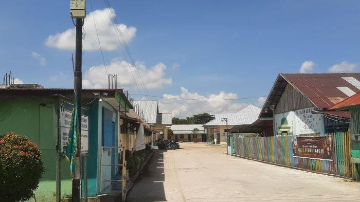 Bendera duka terlihat dipasang di depan pintu masuk sebuah Ponpes Palangkaraya yang jadi lokasi santri habisi ustazah, Rabu (15/5/2024).