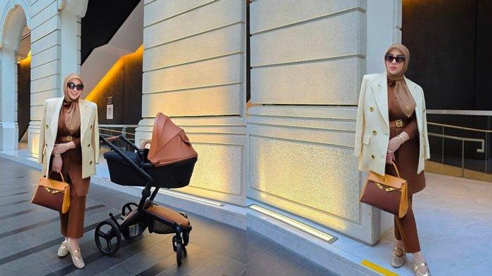 Berdiri Disamping Baby R, Penampilan Syahrini Kini Kembali Glamor, Ciri Khas Istri Reino Barack