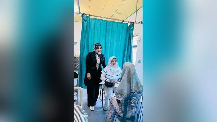 Bintari Dwi Rahayu (paling kanan), mengabdikan diri menjadi dosen dan mengajar di tiga kampus yang berbeda.