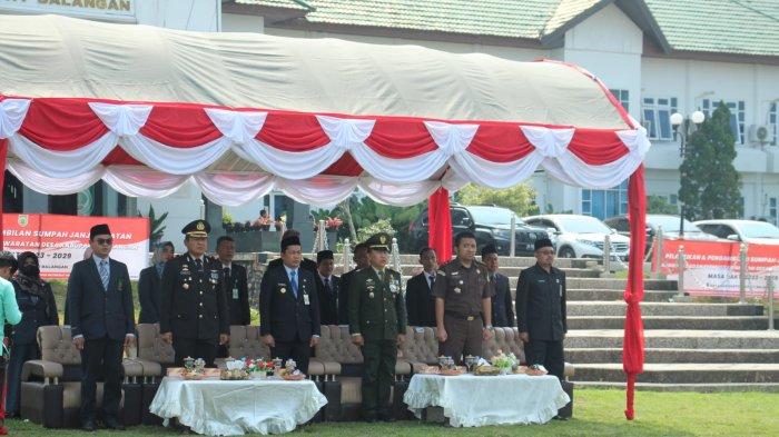 Bupati Balangan H Abdul Hadi mengambil sumpah dan melantik anggota BPD terpilih periode 2023 – 2029, dari 137 desa dari 8 kecamatan se-Kabupaten Balangan.
-