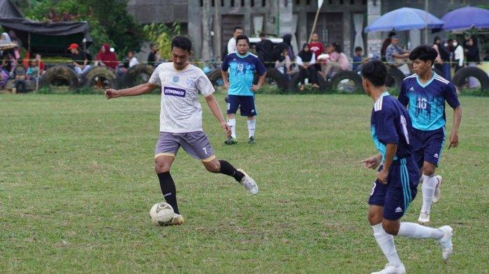 Turnamen sepakbola dalam rangka peringatan Hari Olahraga Nasional (Haornas), SPL Tamban Cup 2024 yang diselenggarakan Karang Taruna Sungai Pula resmi ditutup Bupati Banjar H Saidi Mansyur di Desa Rantau Bakula, Kecamatan Sungai Pinang, Kabupaten Banjar, Jum’at (6/9/2024)