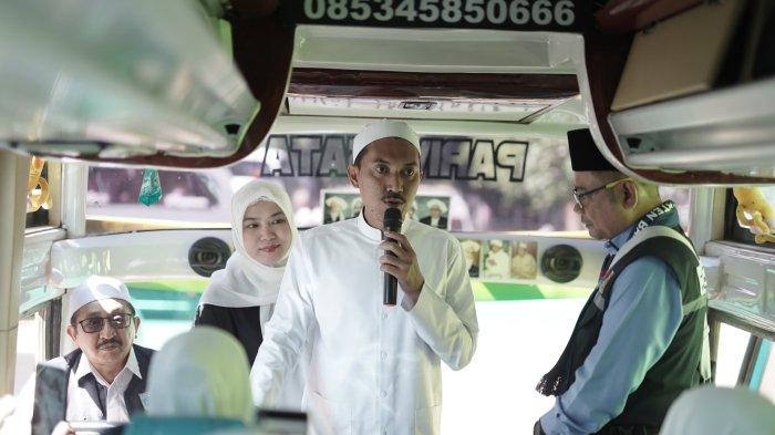 LEPAS JEMAAH CALON HAJI - Foto: DKISP Kabupaten Banjar.
Keterangan: Suasana saat Bupati Banjar H. Saidi Mansyur bersama Wakil Bupati Habib Idrus Al Habsyi secara resmi melepas keberangkatan 463 Jemaah Calon Haji (JCH) asal Kabupaten Banjar yang tergabung dalam kloter 10 dan 13, Kamis (22/5/2025) siang.