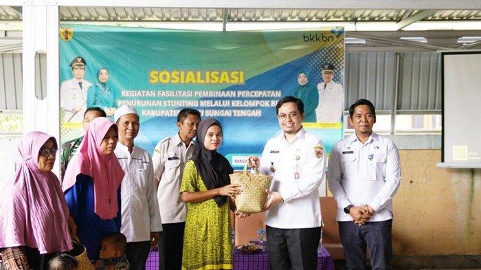 Bupati H Aulia Oktafiandi menyerahkan secara simbolis bantuan makanan tambahan kepada warga yang bertempat di Desa Kalibaru, Kecamatan Batu Benawa, Kabupaten Hulu Sungai Tengah, Kamis (5/10/2023).