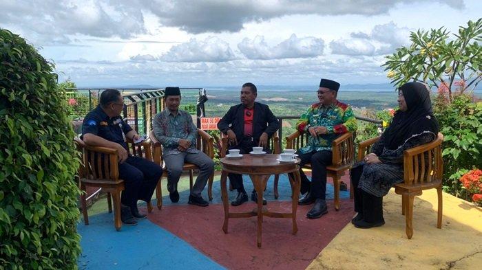 Bupati Kotabaru H Sayed Jafar SH berdialog dengan rombongan Guru Kampus Perlis Malaysia di Ekowisata Hutan Meranti.
