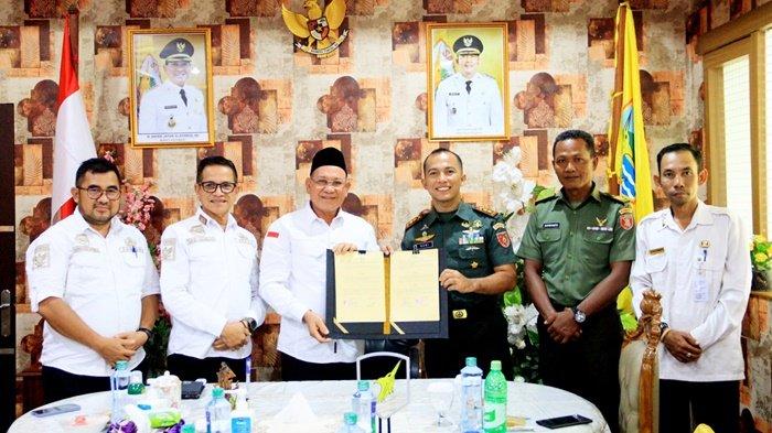 Bupati Kotabaru, H Sayed Jafar Alaydrus, SH, dan Dandim 1004/Kotabaru, Letkol Inf Boni Berdian, S.E., menunjukkan dokumen mengenai kerja sama Karya Bakti TNI yang telah ditandatangani, Rabu (20/9/2023).
