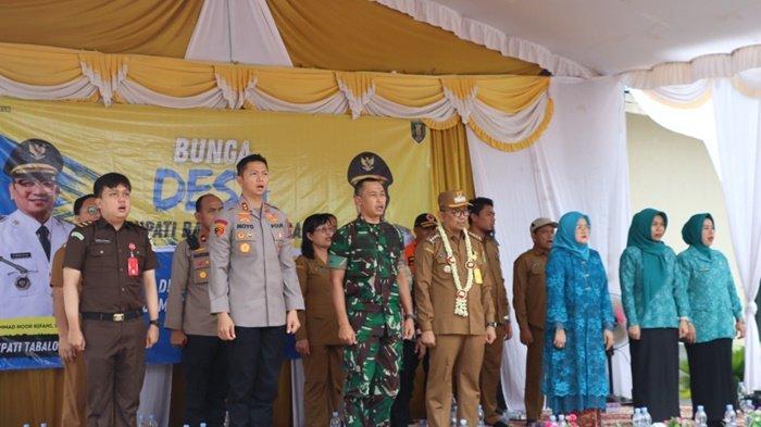 BUNGA DESA- Bupati Tabalong HM Noor Rifani bersama Ketua TP PKK Hj Desi Suryanti Noor Rifani, serta unsur Forkompida dan beberapa kepala SKPD di lingkup Pemkab Tabalong saat lakukan program Bunga Desa di Desa Kasiau Raya, Kecamatan Murung Pudak.