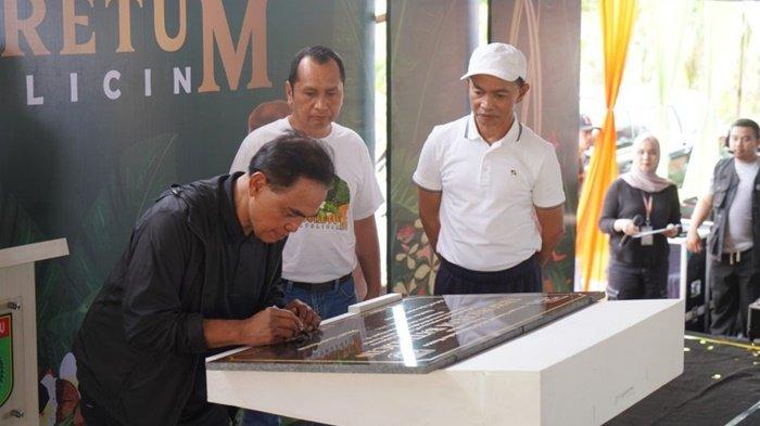 Bupati Zairullah Azhar meresmikan pembangunan Arboretum di komplek perkantoran Pemkab Tanahbumbu Jum'at (10/1/2025)