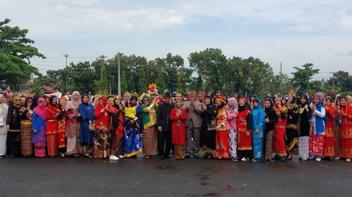 DIREKTUR Politala Dr Hj Mufrida Zein SAg (tengah) dan Dewan Penyantun Dr H Sihabuddin Chalid MMPd berpose bersama jajaran sivitas akademika seusai upacara Hardiknas di kampus setempat, Kamis (2/5) pagi.