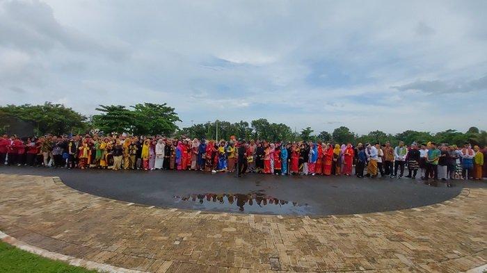 DIREKTUR Politala Dr Hj Mufrida Zein SAg (tengah) dan Dewan Penyantun Dr H Sihabuddin Chalid MMPd berpose bersama jajaran sivitas akademika seusai upacara Hardiknas di kampus setempat, Kamis (2/5) pagi.