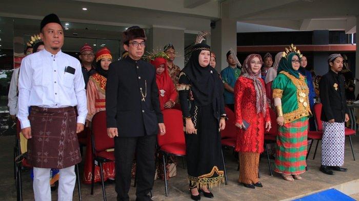 DIREKTUR Politala Dr Hj Mufrida Zein SAG MPd (busana merah) bersama jajaran petinggi kampus setempat khidmat mengikuti upacara Hardiknas di kampus setempat, Kamis (2/5) pagi.