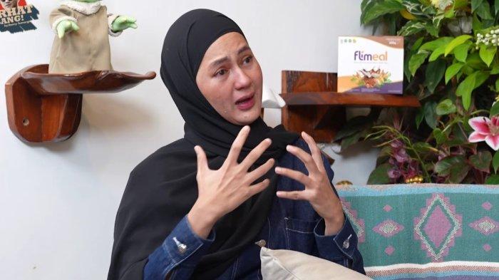 UNGKIT MOMEN DITALAK - Dengan mata sembab Paula Verhoeven ceritakan perceraiannya dengan Baim Wong terekam dari capture Youtube, Rabu (23/4/2025).