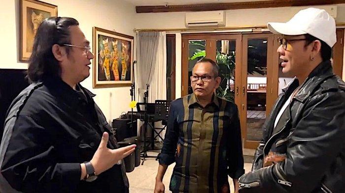 Denny Sumargo datangi Farhat Abbas yang menantangnya.