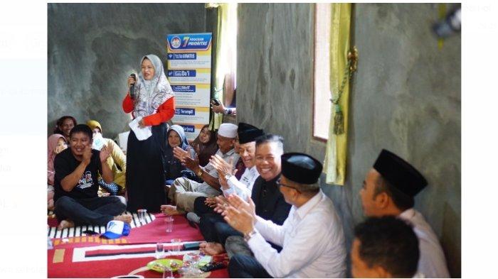 Satu warga Desa Santu'un, Kecamatan Muara Uya, Tabalong saat berinteraksi dengan calon Bupati dan Wakil Bupati Tabalong, H Fani dan Habib Taufan Senin (14/10) sore.