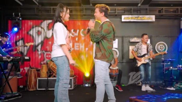 Duet Denny Caknan dan Yeni Inka di lagu Mblebes trending di youtube.