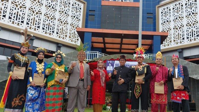 ENAM peserta upacara Hardiknas yang mengenakan busana adat paling ciamik berpose bersama Direktur Politala Dr Hj Mufrida Zein SAg MPd, Dewan Penyantun, dan wadir.