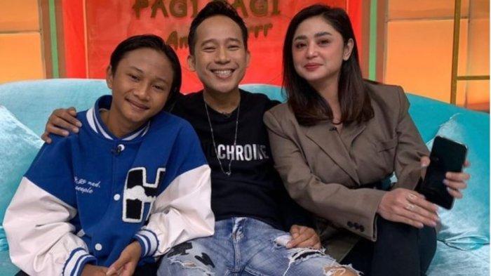 Fajar Sad Boy saat tampil bersama Denny Cagur dan Dewi Perssik.