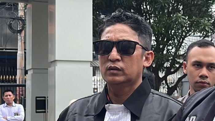 PUNYA GUNUNG URANIUM - Potret Firdaus Oiwobo saat menyambangi Gedung Mahkamah Agung (MA), Senin (10/2/2024).