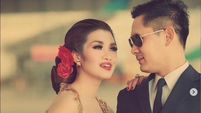 Fitri Carlina dan suaminya, Hendra Sumendap.