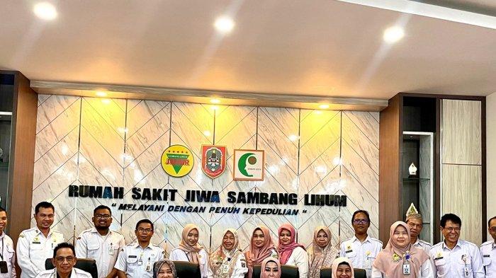 Foto bersama Kadispersip Kalsel dan Direktur RS Sambang Lihum (tengah) usai kegiatan