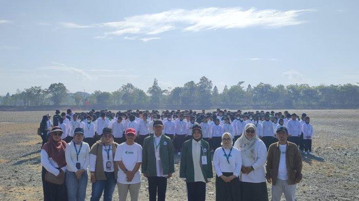 Foto bersama dosen dan mahasiswa Universitas Borneo Lestari yang melakukan PKKMB 2023
