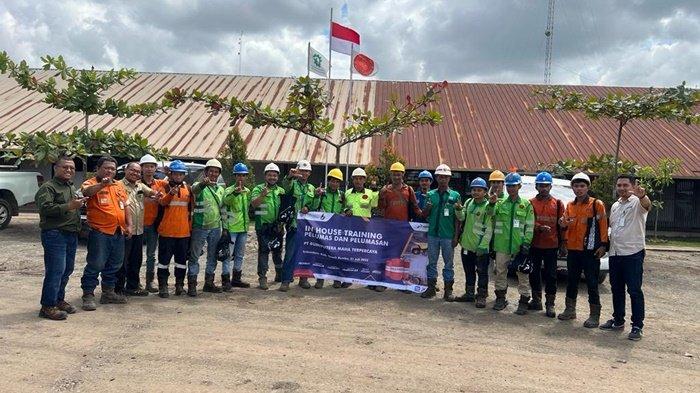 Foto bersama jajaran PT Pertamina Lubricants (PTPL), melalui Sales Region VI, pada kegiatan In House Training yang diadakan secara Offline di Meeting Room PT Bumiputera Maha Terpercaya site BIB di Sebamban, Kabupaten Tanah Bumbu, Kalimantan Selatan, pada 21 Juli 2023.