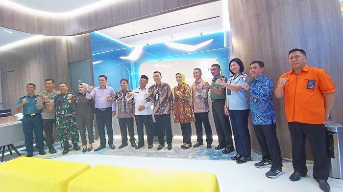 Foto bersama pada peresmian kantor baru Bank bjb Cabang Banjarmasin.
