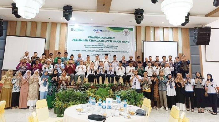 Foto bersama setelah penandatangan MoU PT Bank Tabungan Negara (persero) Cabang Syariah Banjarmasin dengan Badan Wakaf Indonesia Kalimantan Selatan (BWI Kalsel), Rabu (11/10/2023).