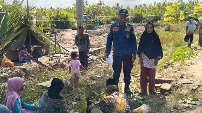 Foto penyerahan bantuan dari para dermawan untuk nenek Sewangi, korban kebakaran di Desa Muara Tengah Pagatan, Kecamatan Kusan Hilir, Kabupaten Tanabumbu.
