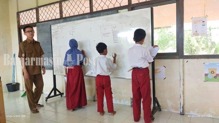 Ilustrasi Guru SDN Sampurna 2 di Unit Permukiman Transmigrasi (UPT) Desa Sampurna, Kecamatan Jejangkit mengajar 9 siswa.