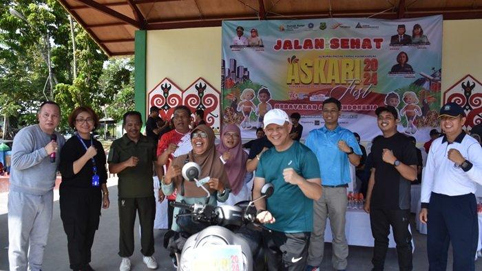 HADIAH UTAMA - Sekda Kapuas, Septedy, saat menyerahkan Hadiah Utama Sepeda Motor kepada masyarakat yang beruntung, pada kegiatan Askari Fest 2024, di Lapangan Bukit Ngalangkang Kuala Kapuas, Sabtu (31/8/2024)
