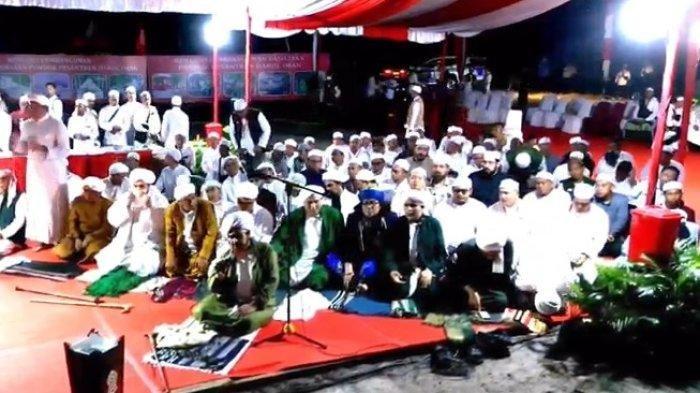 Habib Umar bin Hafidz mengimami Sholat Magrib berjemaah sebelum melakukan peletakan batu pertama pembangunan ponpes Darul Iman dan mengisi Tabligh Akbar di Stadion Tuah Pahoe, Palangkaraya, Rabu (23/8/2023).