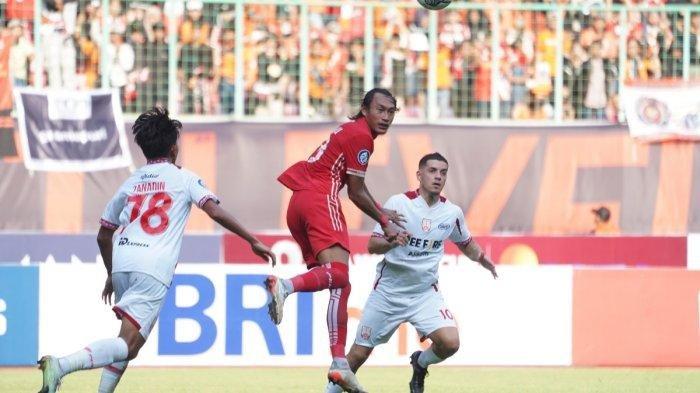 Bek Persija Jakarta hansamu Yama saat melawan Persis Solo, di Stadion patriot Candrabhaga, Bekasi, Minggu (31/7/2022